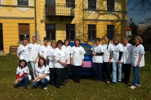 Das Pflegeteam vor dem früheren Bürogebäude im Jahr 2008