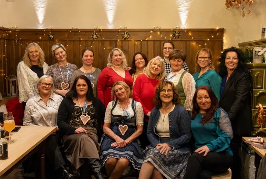 Das Pflegeteam bei der gemeinsamen Weihnachtsfeier im Jahr 2025
