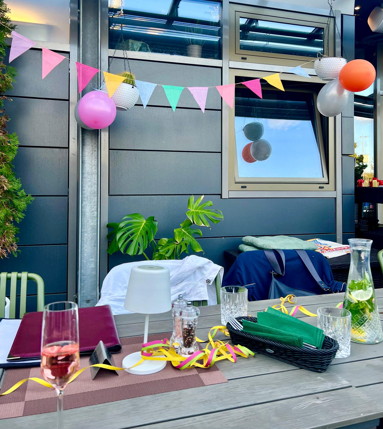 Dekorierter Tisch mit Wimpeln und Luftballons im Bavariano Unterföhring