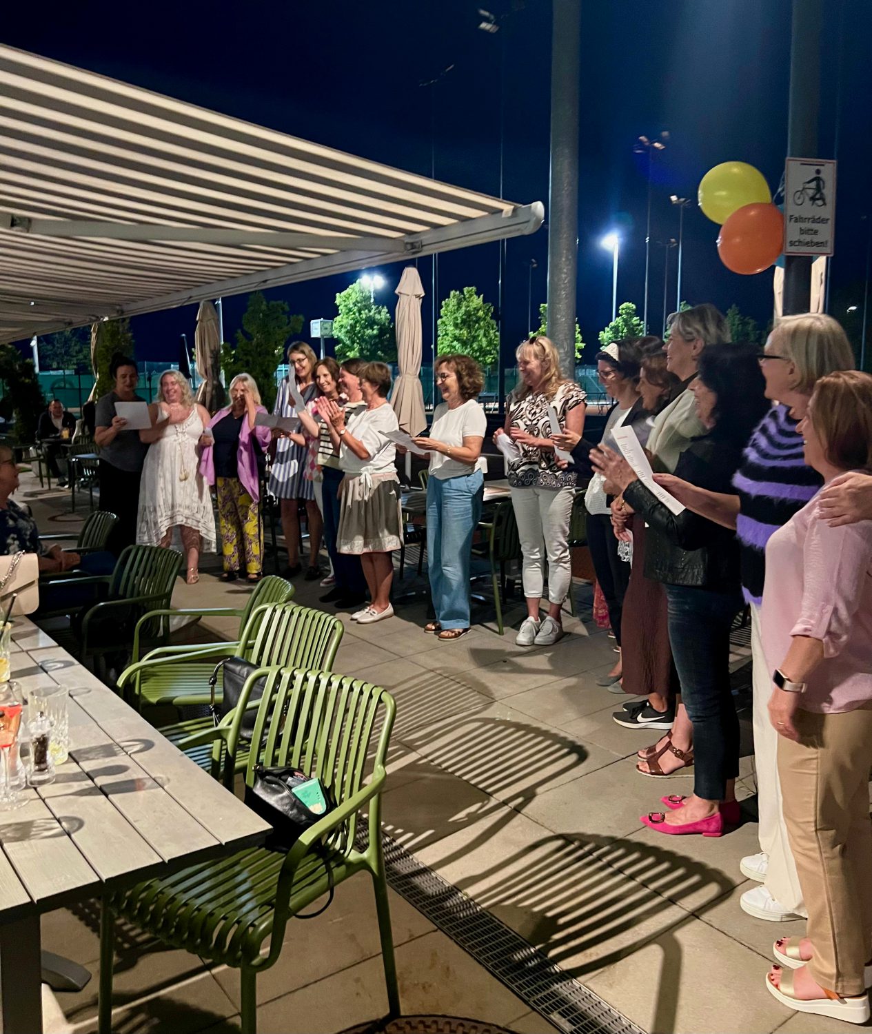 Mitarbeiterinnen des Pflegeteams bei einer Überraschungseinlage am Sommerfest